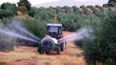 TRATAMIENTOS. Un tractor durante la fumigación terrestre en el paraje de La Muela.