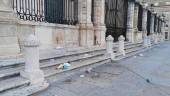 SUCIEDAD. Basura acumulada en las escaleras de acceso a la catedral, en la imagen publicada en redes.