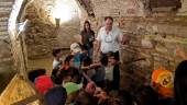 VISITA. Los niños de la Escuela de Verano durante la visita a los túneles subterráneos.