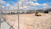 Maquinaria pesada realizando movimientos de tierra en la zona destinada al nuevo parque comercial. / Gilberto Moreno / Diario JAÉN. 