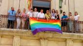 ACTO. Miembros de la Corporación municipal, junto al colectivo Lgtbi, cuelgan la bandera en el Ayuntamiento.