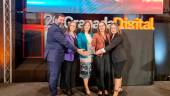 Andrés Rodríguez, Alicia Carrillo, Marian Rodríguez, María Jesús González y Lidia Herrerías con el premio ‘Granada Digital’. / Macrosad.