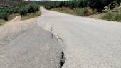 DESPERFECTOS. Grieta en el tramo de la carretera que se adecentará durante la primera fase de las obras.