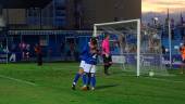 ALEGRÍA. Chinchilla y Miguelito celebran uno de los goles marcados en el partido ante el Atlético Porcuna.