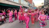 Vecinos de La Carolina participan en el pasacalles de Carnaval. / Elisabeth Ruiz Martínez / Diario JAÉN. 