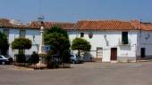 DAÑOS. Plaza central de Navas de Tolosa con el tejado hundido de una casa.