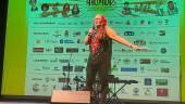La cómica y directora de la VI Gala de Humor, Eva y Qué, sobre el escenario del Teatro Infanta Leonor de Jaén. / Ana Lechuga / Diario JAÉN. 
