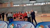 TÍTULO. Las jugadoras del CD Málaga 91 posan con la copa de campeonas.