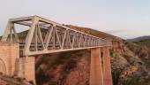 ALICIENTE. Puente del Arroyo Salado y señalización instalada por el Ayuntamiento cabrileño.