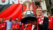 Gregorio Manzano levanta la Copa del Rey que consiguió con el Mallorca.