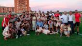La plantilla del Linares Deportivo con la cabria de plata después de una meritoria victoria frente al Antequera CF por 1-0 en su torneo local. / Antonio Del Arco. 