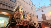 Los vecinos de Los Villares arropan a la patrona durante su procesión. / Adrián Claudio Bonahce / Diario JAÉN.