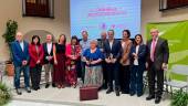 Foto de familia de los premiados junto a las autoridades asistentes a la IV Edición de sus Galardones Embajador/a Intergeneracional. / Subdelegación del Gobierno.