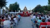 Los devotos de la Fuensanta Coronada frente al altar, oyendo las eucaristía. / Pablo Espinosa / Diario JAÉN. 
