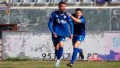 ACIERTO. El delantero del Linares Deportivo, Iván Aguilar, celebra un gol en La Victoria con Chinchilla (detrás).