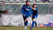 ACIERTO. El delantero del Linares Deportivo, Iván Aguilar, celebra un gol en La Victoria con Chinchilla (detrás).