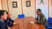 El delegado territorial Francisco José Solano mantiene una reunión con el presidente y el director del colegio Andrés de Vandelvira de Jaén donde abordan los detalles de la carrera. / Junta de Andalucía.