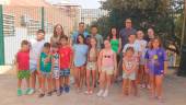 Ángeles Díaz y José Manuel Higueras, en la escuela de verano del centro de servicios sociales del Polígono del Valle. / Ayuntamiento de Jaén. 