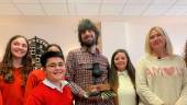 David Uclés y María Espejo, acompañados por los alumnos del colegio Santa María de los Apóstoles y de la Asociación Síndrome de Down. / Pablo Espinosa / Diario JAÉN.