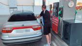Un usuario de una gasolinera de Jaén llena el depósito de su vehículo. / Pablo Espinosa / Diario JAÉN. 