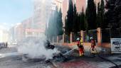 Bomberos mitigando el fuego del contenedor en la calle Jacinto Higueras, en Jaén. / Francisco J. Marín / Diario JAÉN.