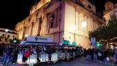 Imagen de archivo del Tren Navideño adentrándose en la calle Campanas, en Jaén. / Diario JAÉN.
