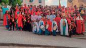 Integrantes de las embajadas de moros y cristianos, con el alcalde del municipio anfitrión y de los visitantes.