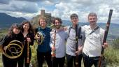 Janire de Paz, Carolina Guiducci, Pablo Traine, Sergio Sánchez, Francisco Javier Sánchez y William Gough, integrantes de Coloquio 6, posan con sus instrumentos. 