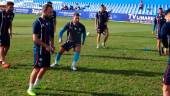 CONSTANCIA. El capitán del Linares Deportivo, Jonathan Rosales (centro), persigue el balón en un rondo.