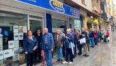 Numerosas colas en la oficina de Trino Viajes para el Imserso.