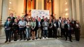 Francisco García, con los premiados y algunas autoridades políticas en la tradicional foto de familia tras la gala. / A. Guzguti / Diario JAÉN. 