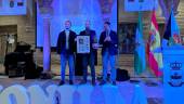 Antonio Pérez y Luis Miguel Carmona entregan el premio a título póstumo al nieto de Luis Zafra, Rafael.