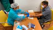 PRUEBAS. Una sanitaria realiza el test a un trabajador del Ayuntamiento.