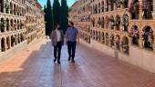 El alcalde de Jaén, Julio Millán, y el concejal de Mantemiento, Javier Padorno, en el cementerio de San Fernando.