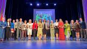 Foto de familia de las ocho premiadas de los Premios Jaeneras con las autoridades en el Teatro Darymelia.