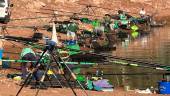 Participantes de la cuarenta y dos edición del Campeonato Nacional pescando durante su celebración ubicada en el pantano del Guadalén. / J. G. Armijo / Diario JAÉN. 