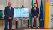 El subdelegado del Gobierno, Manuel Fernández, junto a Javier Mañas, presidente de la delegación provincial de la Real Federación Andaluz de Fútbol. 