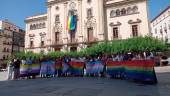 Acto institucional del Ayuntamiento de Jaén con motivo del Día Internacional del Orgullo Lgtbiq+, en la Plaza de Santa María. / Imágenes de F. Miranda / Diario JAÉN. 