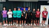 Jugadores y equipo técnico con las diferentes equipaciones de la nueva temporada. / Álex Gómez / Diario JAÉN. 