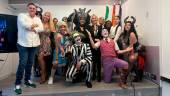 El elenco de “El Circo Encantado” junto a la concejala de Presidencia, Cultura y Turismo, María Espejo. / Nuria Fernández Luque / Diario JAÉN. 