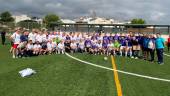 Jugadores de los equipos de La Glorieta CF y de la Asociación de Veteranos del Real Jaén, junto a asistentes antes de comenzar el partido en el campo “Manu del Moral”. / Fotografías de Pedro Jesús Chaves.