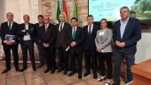 Javier Olmedo, José Carlos Gámez, Rodrigo Jaén, Manuel Fernández, Juan Núñez, Francisco Reyes, Julio Millán, Soledad Aranda y Ángel Vera, en el Aula de Cultura de la Diputación. / F. Gaitán / Diario JAÉN. 