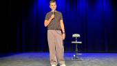 Edén Serrano durante su actuación el Teatro Darymelia, minutos antes de que empezara el show. / Álvaro Guzguti / Diario JAÉN.