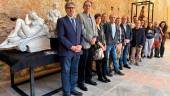 Alberto del Real, Juan del Arco, José Ayala y Eduardo Sánchez, junto a profesores y alumnos de la escuela de arte. / Nuria Fernández Luque / Diario JAÉN. 