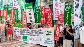 Integrantes de CSIF, UGT, Satse y CC.OO protestan en las puertas de la Delegación de Salud. / Álex Gómez / Diario JAÉN. 