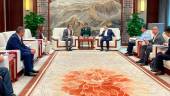 Encuentro entre el alcalde de Jaén, Julio Millán, y el presidente de la compañía de baterías Tianneng, Zhang Thian Ren, en China. / Ayuntamiento de Jaén.