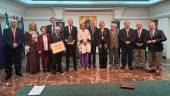 Foto de familia de la Junta de Oficiales de Real Sociedad Económica Amigo del País con Luis Berges. / Álex Gómez / Diario JAÉN.