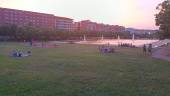 Jiennenses y visitantes aprovechan las últimas horas de sol para disfrutar de la menor sensación térmica en el parque del Bulevar. / Adrián Claudio / Diario JAÉN. 