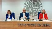 Hikmate Abriouel, Nicolás Ruiz y María Teresa Pérez durante la presentación de los Grados y Dobles Grados. / Adrián Claudio / Diario JAÉN. 