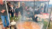 Los vecinos y visitantes del festival gastro musical celebran el mediodía en el interior de la carpa instalada en el parque Alcalde Emilio Pérez Endrino. / Álvaro Guzguti / Diario JAÉN.